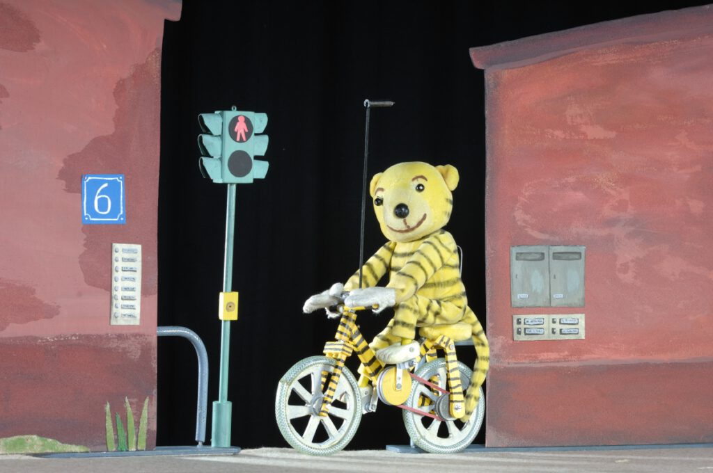 Der kleine Tiger mit seinem Fahrrad